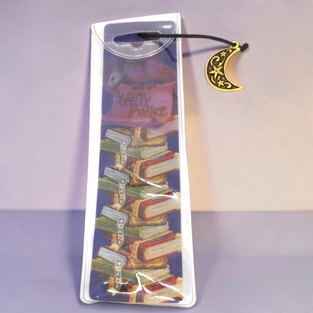 VTG 2000 Harry Potter Hallmark Ensemble Bookmark Moon Charm Book Stack New NIP